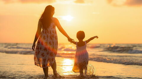 Moeder en kind op een strand