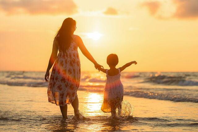 Moeder en kind op een strand