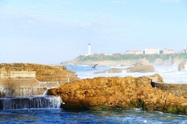Kust bij Biarritz, zicht op vuurtoren