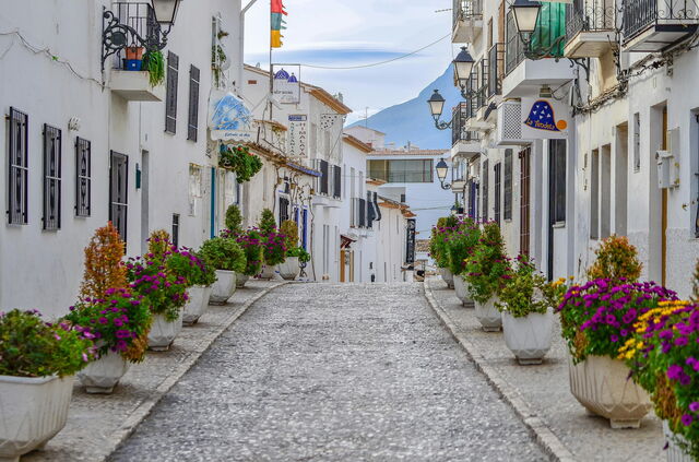 Fleurige straat in Altea