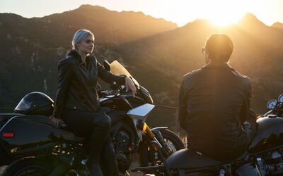 Een koppel op motorfietsen