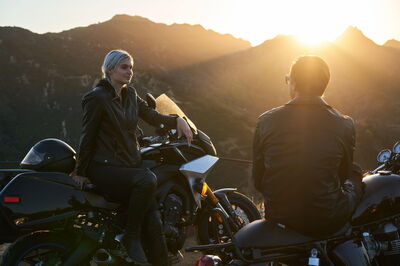 Een koppel op motorfietsen