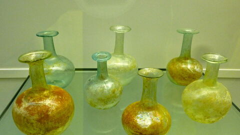 Glazen flessen, museum voor antiek glas