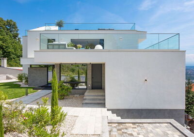 Opatija Ski, buitenkant