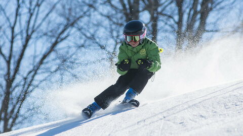 Een jongen aan het skiën