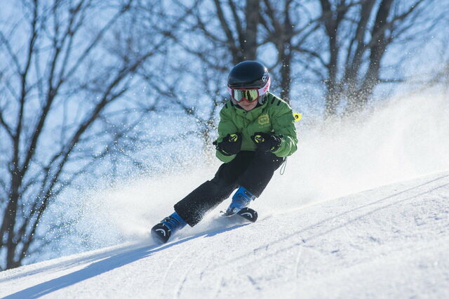 Een jongen aan het skiën