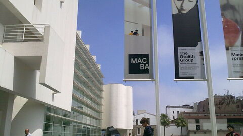 MACBA, buitenkant