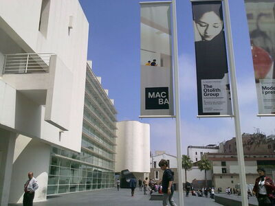 MACBA, buitenkant