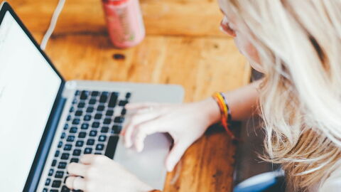 Vrouw op een computer