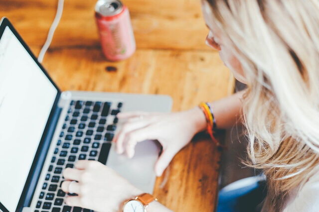 Vrouw op een computer