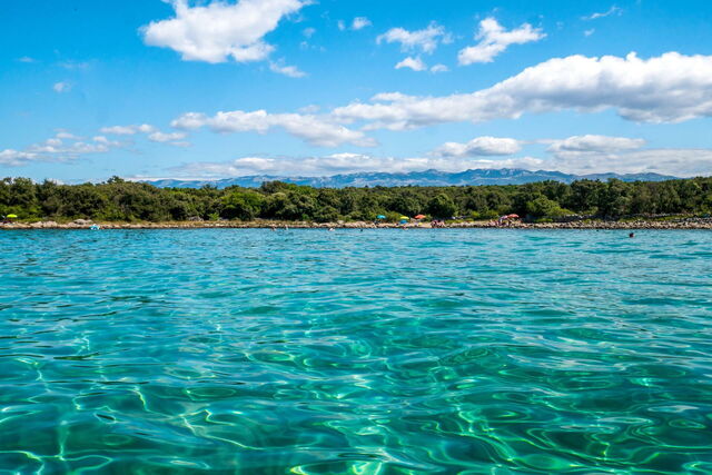 Azuurblauw water in Pag