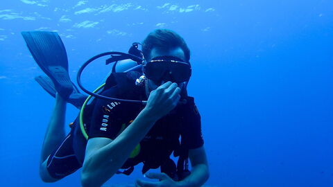 Een man aan het scuba duiken