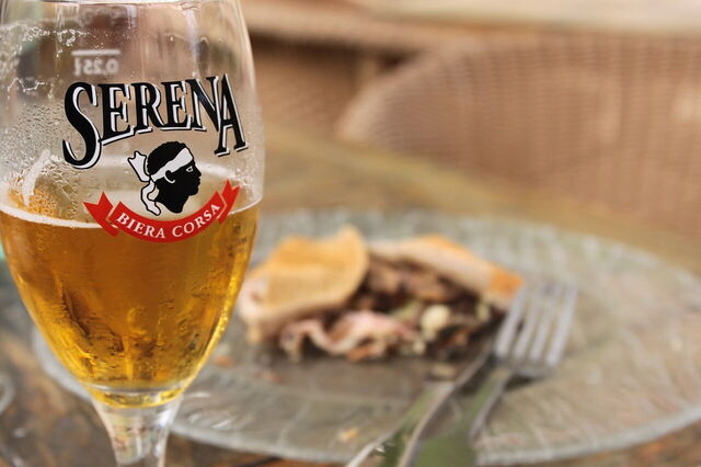 Genieten van bier op Corsica