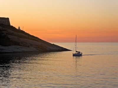 Zonsondergang aan de kust op Corsica