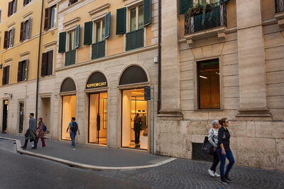Via Condotti, Givenchy