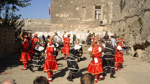 Moreška dansers