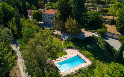 La Verdière, buitenkant