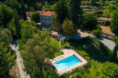 La Verdière, buitenkant