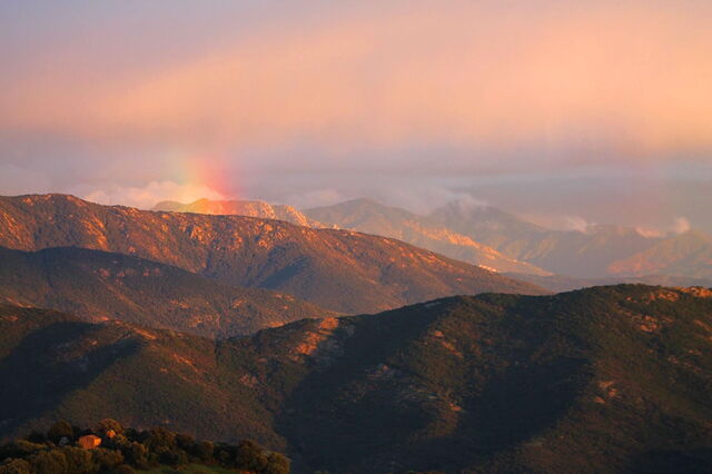 A regenboog over bergen, Corsica