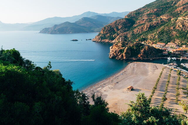 Een strand op Corsica