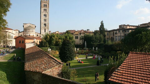 Uitzicht vanaf de stadsmuur van Lucca