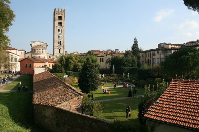 Uitzicht vanaf de stadsmuur van Lucca