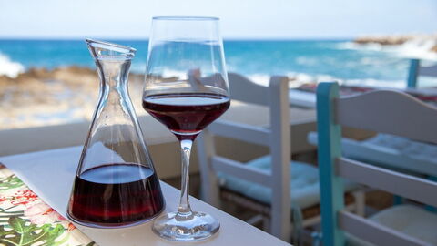 Genieten van een glas wijn op Kreta