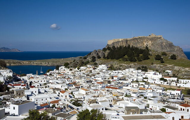 Lindos met Akropolis op de achtergrond