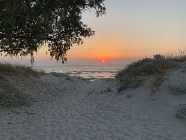Een strand bij zonsondergang op Kos