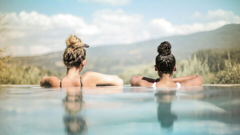 Twee vrouwen die uitkijken vanaf een infinity pool