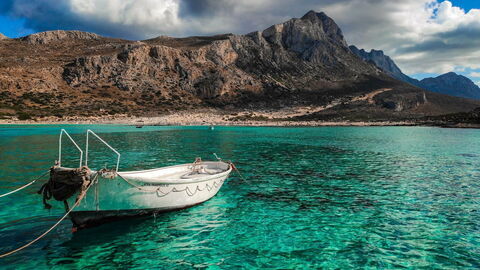 Een boot op het water op Kreta