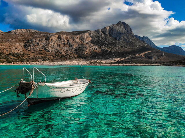 Een boot op het water op Kreta