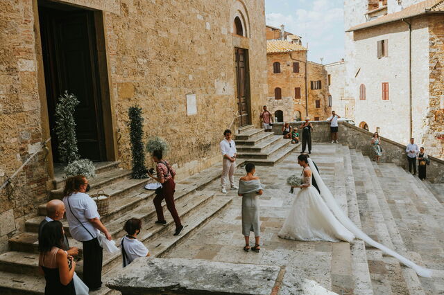 Een bruid op kerktrappen in Italië