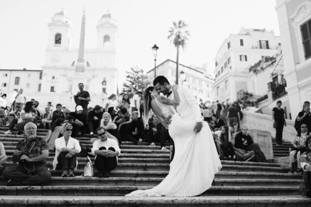 Een huwelijkskoppel in Rome