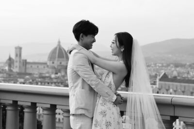 Een bruidspaar maakt trouwfoto's in Florence