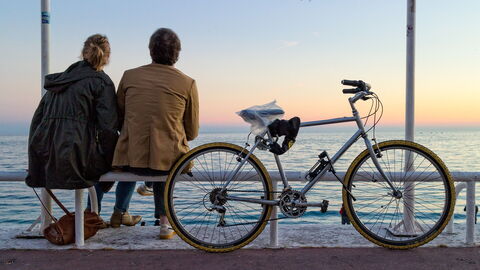 Zonsondergang aan de zee in Nice