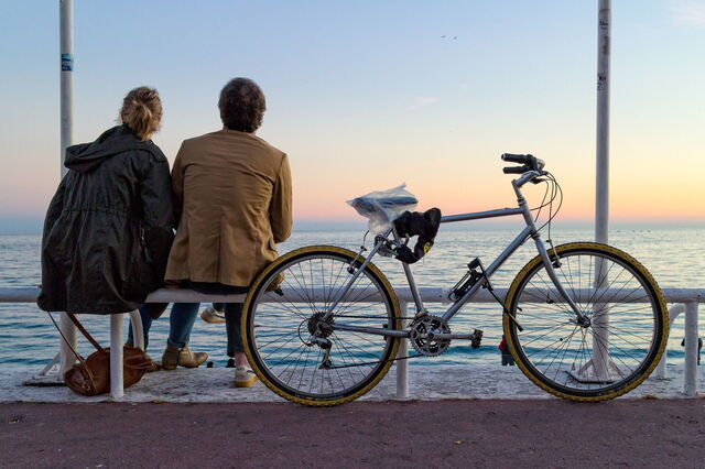 Zonsondergang aan de zee in Nice