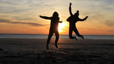 Genieten van een strand in Bretagne bij zonsondergang