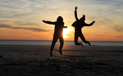Genieten van een strand in Bretagne bij zonsondergang