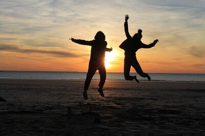 Genieten van een strand in Bretagne bij zonsondergang