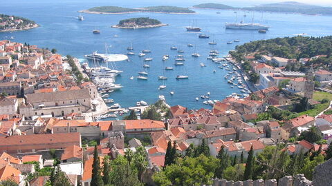 Hvar haven, uitkijkend op de eilanden