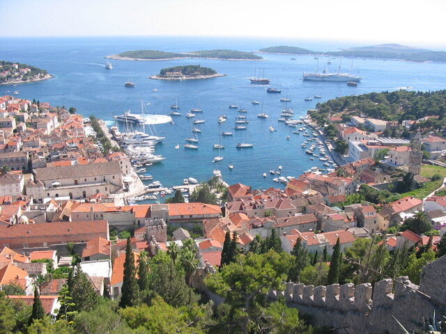 Hvar haven, uitkijkend op de eilanden