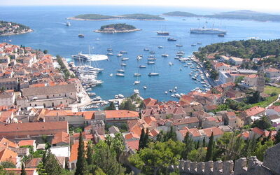Hvar haven, uitkijkend op de eilanden
