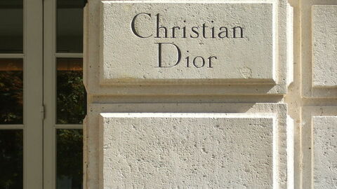 Naam van het merk buiten de Dior winkel