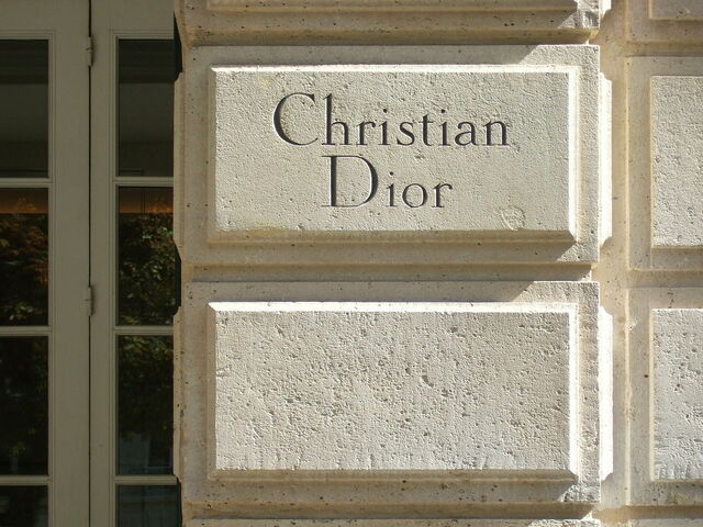 Naam van het merk buiten de Dior winkel
