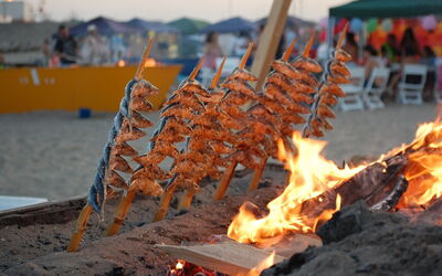 Gegrilde vis op het strand