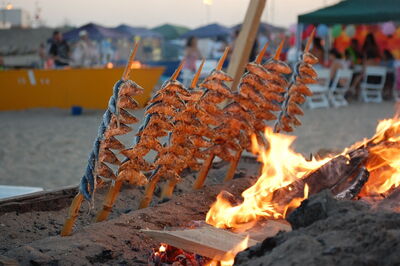 Gegrilde vis op het strand