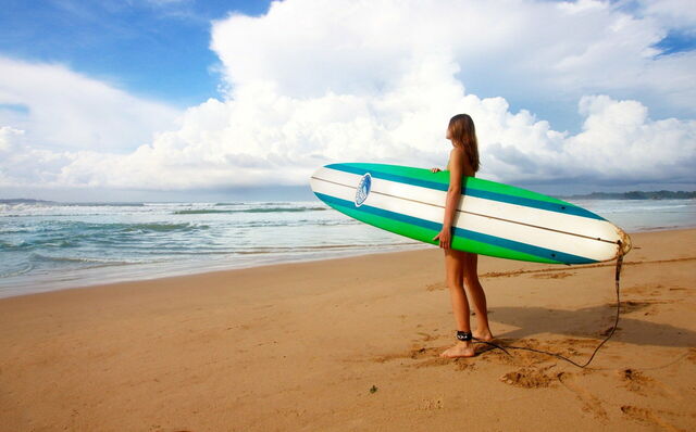 Vrouw met een surfboard