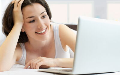 Vrouw op een computer