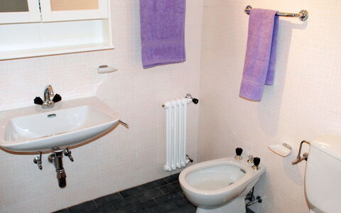 App. Paradiso: Kraan, Loodgieterswerkinrichting, Wastafel, Wastafel In De Badkamer, Eigendom, Fotograaf, Purper, Wit, Badkamer, Wc Bril